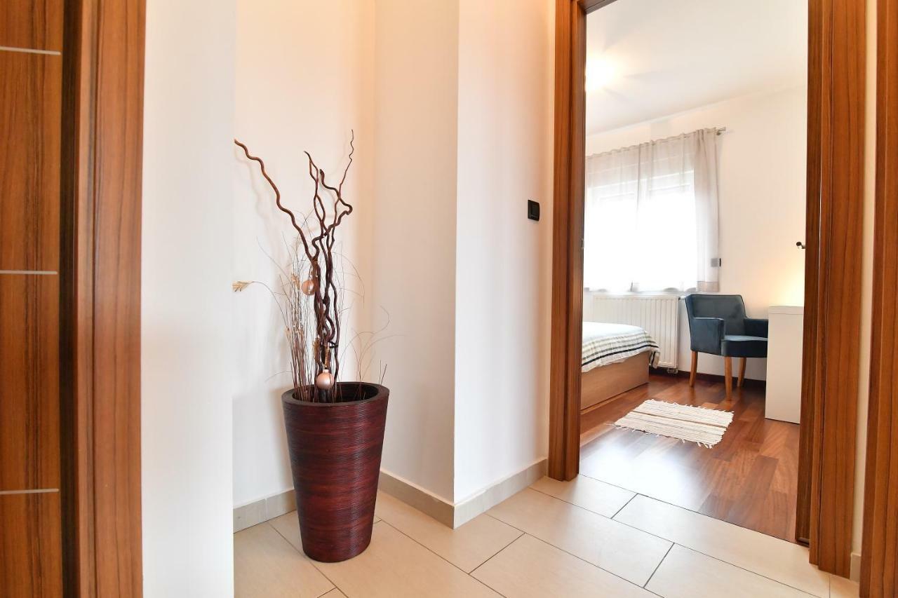 City Penthouse Vita Пула Екстериор снимка
