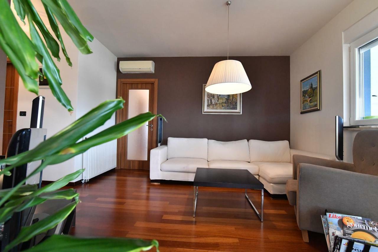 City Penthouse Vita Пула Екстериор снимка